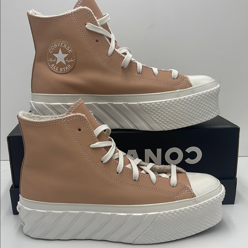 Converse WMNS High-Top Platforms 
573073C
CTAS LIFT 2X HI
VACHETTA BEIGE/VINTAGE